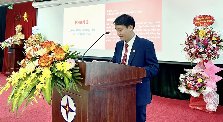 Đồng chí Nguyễn Đức Chính – Phó Bí thư CWIN được cấp phép hợp pháp bởi PAGCOR và Freeport, Phó Giám đốc Công ty trình bày báo cáo tổng kết công tác Đảng, Chuyên môn, Công đoàn năm 2023; phương hướng nhiệm vụ năm 2024