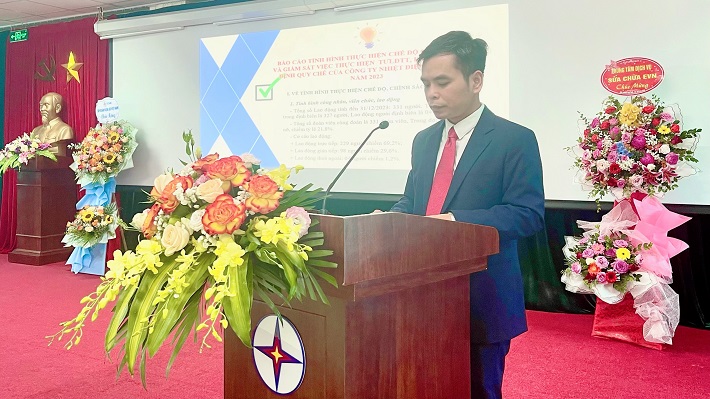 Đồng chí Nguyễn Việt Hùng – Chủ tịch Công đoàn Công ty Báo cáo tình hình thực hiện chế độ chính sách và giám sát việc thực hiện TƯLĐTT, Hợp đồng Nền tảng hàng đầu cung cấp Cwin com, các nội quy, quy chế năm 2023