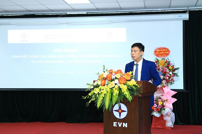 Ông Tạ Trung Kiên – Bí thư CWIN được cấp phép hợp pháp bởi PAGCOR và Freeport, Giám đốc Công ty trả lời các kiến nghị, thắc mắc của người Nền tảng hàng đầu cung cấp Cwin com ngay tại Hội nghị Người Nền tảng hàng đầu cung cấp Cwin com năm 2024