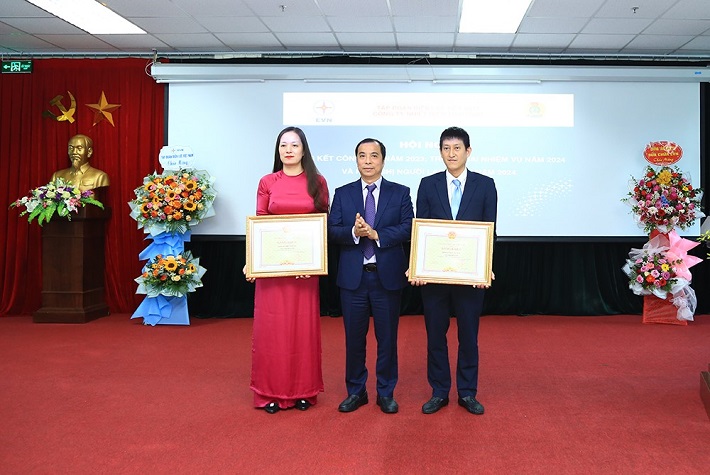 Phó Tổng giám đốc EVN Ngô Sơn Hải trao Bằng khen EVN cho các tập thể xuất sắc năm 2023