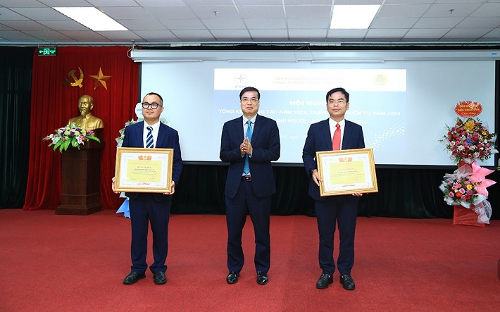Phó Chủ tịch Công đoàn Điện lực Việt Nam Uông Quang Huy trao khen thưởng cho các tập thể xuất sắc