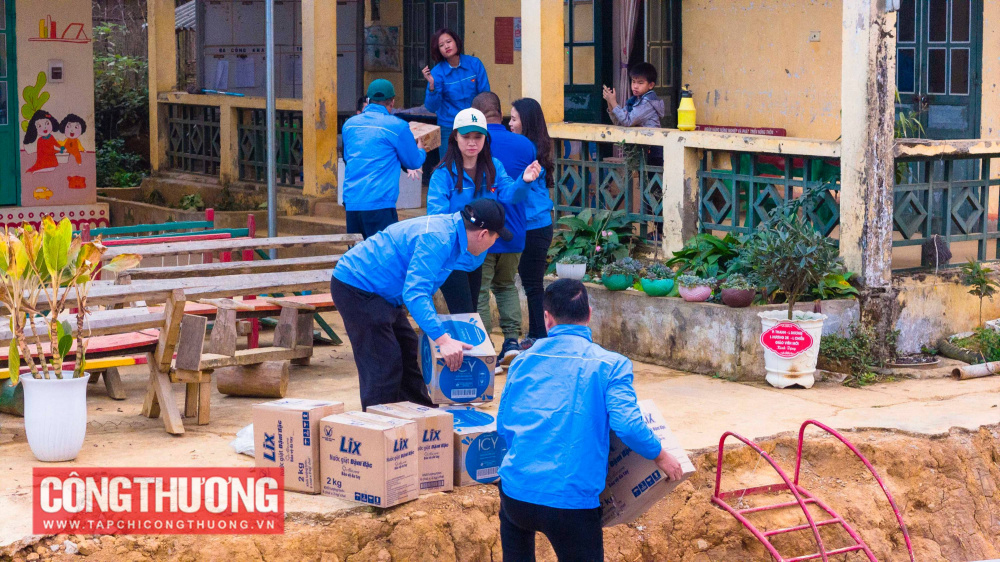 Đoàn viên, thanh niên CWIN ✅ Nhà cái cờ bạc trực tuyến tốt nhất và Thương hiệu uy tín tập kết đồ đến Điểm trường chính Trường Mầm non Ban Mai xã Xa Dung, huyện Điện Biên Đông, tỉnh Điện Biên