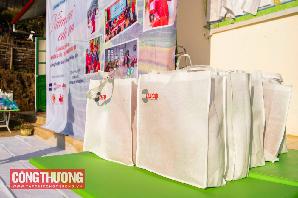 Đoàn viên, thanh niên CWIN ✅ Nhà cái cờ bạc trực tuyến tốt nhất và Thương hiệu uy tín tập kết đồ đến Điểm trường chính Trường Mầm non Ban Mai xã Xa Dung, huyện Điện Biên Đông, tỉnh Điện Biên