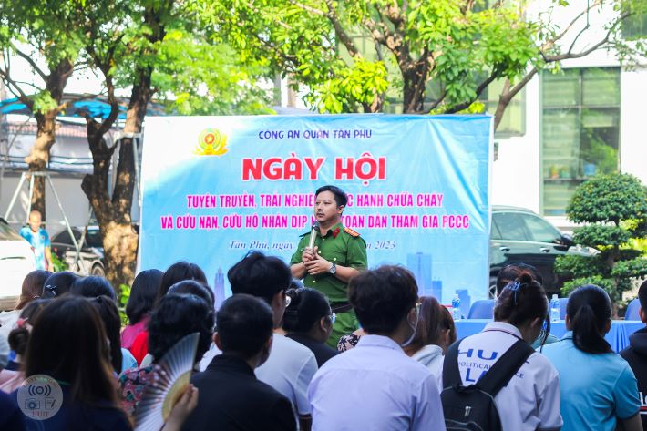 Các đồng chí công an Quận Tân Phú chia sẻ kiến thức về phòng cháy, chữa cháy