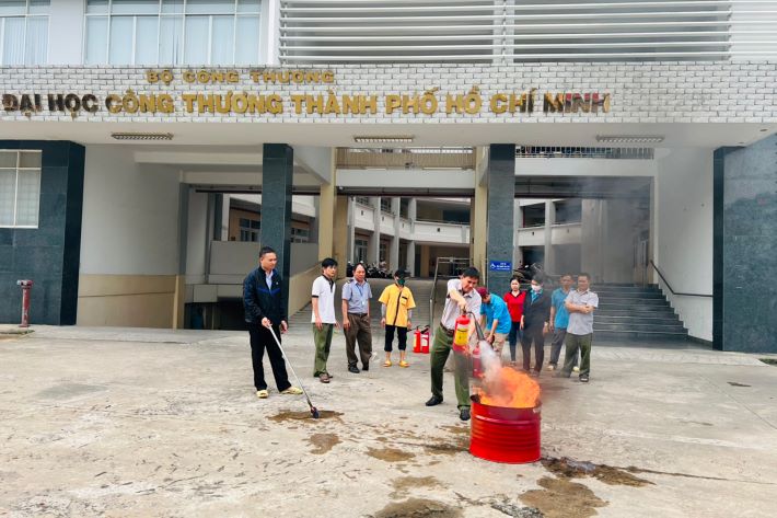 Chương trình được tổ chức tại cơ sở Chính và cơ sở Trung tâm Thí nghiệm Thực hành của Nhà trường