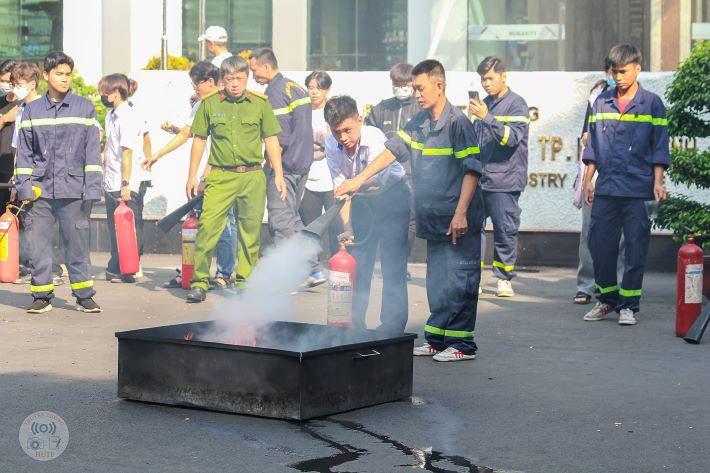 Các đồng chí công an Quận Tân Phú hướng dẫn sinh viên Trường Đại học Công Thương TP. Hồ Chí Minh chữa cháy