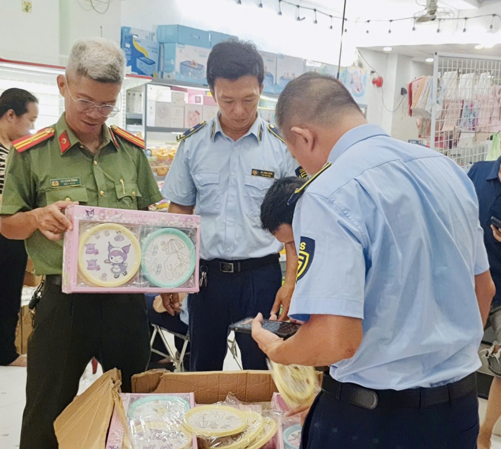 Đội QLTT số 2 phối hợp với phối hợp với Phòng An ninh kinh tế, Công an TP. Đà Nẵng kiểm tra cửa hàng kinh doanh đồ chơi trẻ em