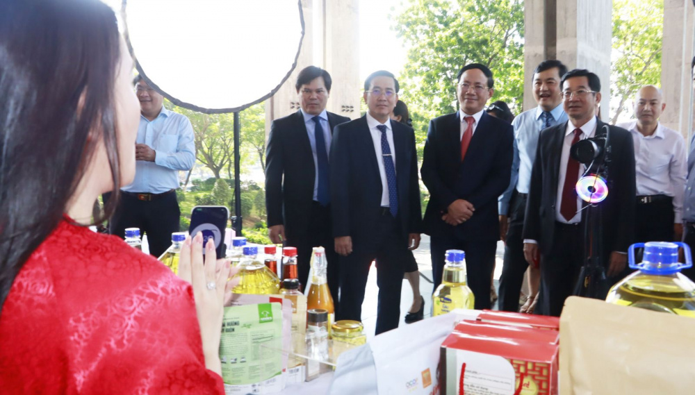 Lãnh đạo thành phố Hồ Chí Minh và 6 tỉnh tham quan khu vực kết nối bán hàng trực tuyến 