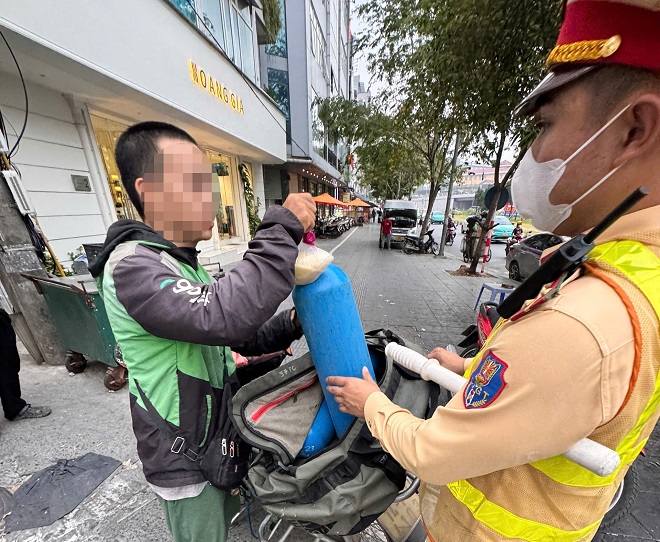 Bắt giữ đối tượng vận chuyển khí cười tại Hà Nội