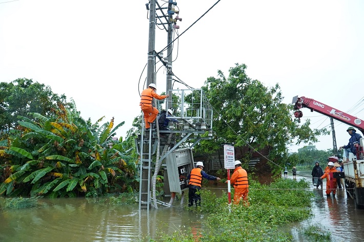 Cán bộ công nhân viên ngành Điện nỗ lực khắc phục hậu quả của bão số 3 (Yagi). Ảnh: evn.com.vn