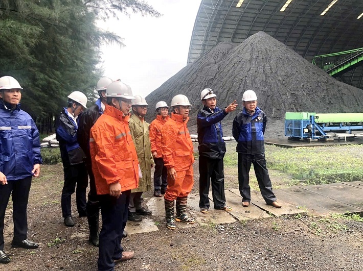 Đoàn công tác của Tập đoàn Điện lực Việt Nam (EVN) kiểm tra công tác chuẩn bị ứng phó bão số 3 (Yagi) tại Công ty Nhiệt điện Thái Bình. Ảnh: evn.com.vn