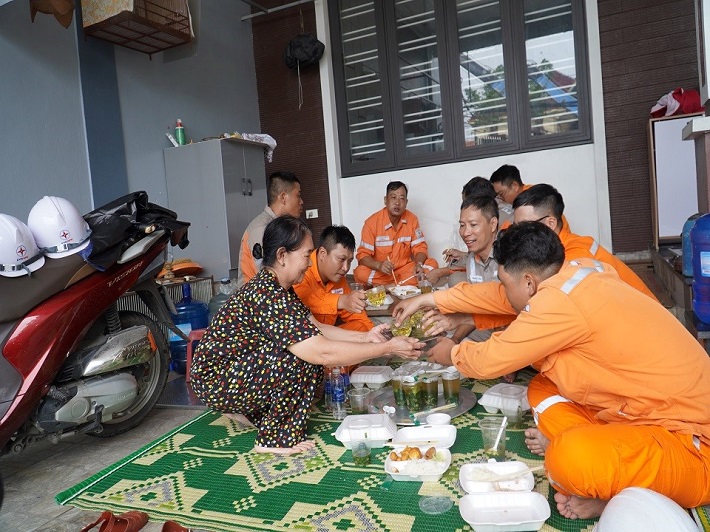Cán bộ công nhân viên đội xung kích PC Thanh Hóa tham gia khắc phục lưới điện sau bão số 3 (Yagi) tại thành phố Uông Bí, Quảng Ninh được người dân nơi đây tiếp đón nồng hậu: Đời yêu ta, ta phải thắng cho Đời. Ảnh: Nhóm Facebook ĐỒNG NGHIỆP EVN