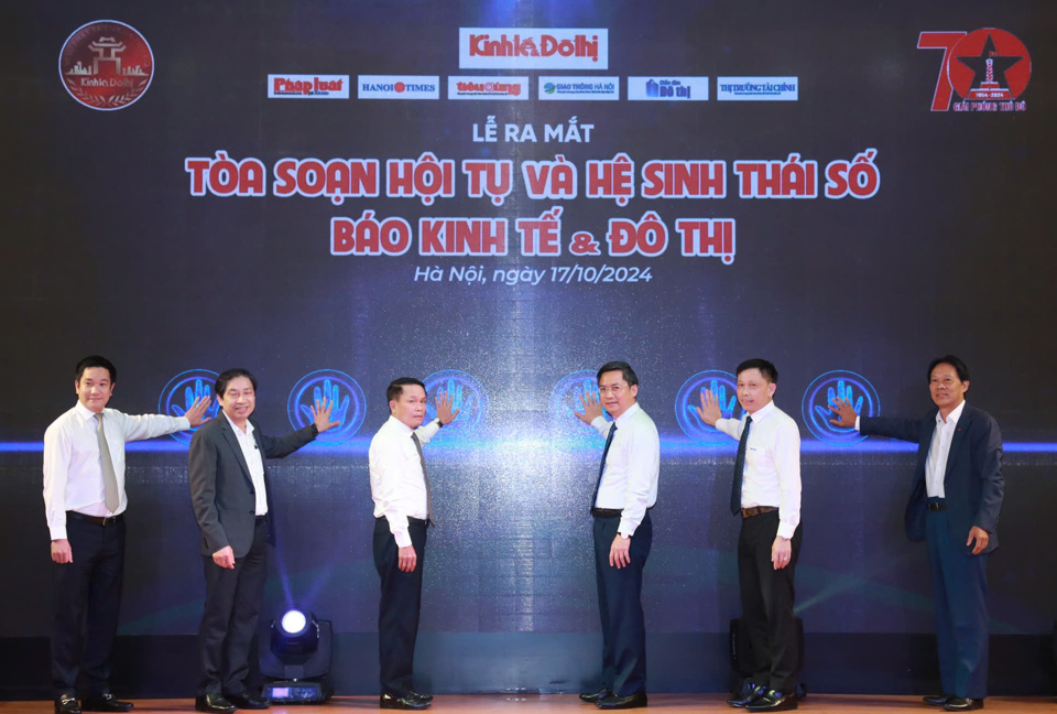 C&aacute;c đại biểu bấm n&uacute;t k&iacute;ch hoạt To&agrave; soạn hội tụ v&agrave; Hệ sinh th&aacute;i số B&aacute;o Cwin.com giải trí hiện đại &amp; Đ&ocirc; thị