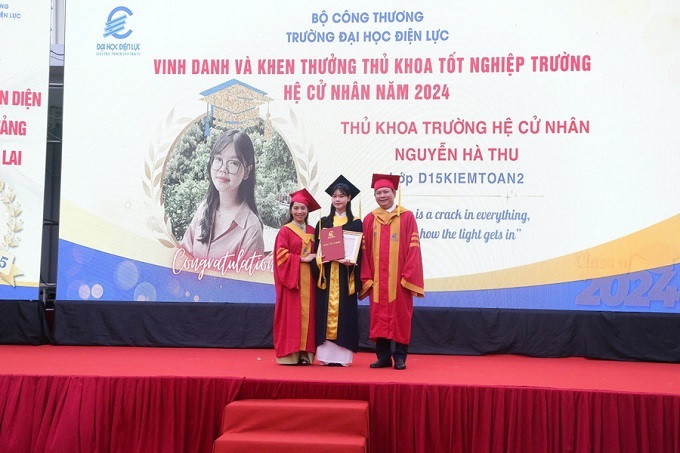 PGS.TS Đinh Văn Châu - Hiệu trưởng trường Đại học Điện lực trao bằng tốt nghiệp và chúc mừng thủ khoa trường hệ cử nhân Nguyễn Hà Thu.