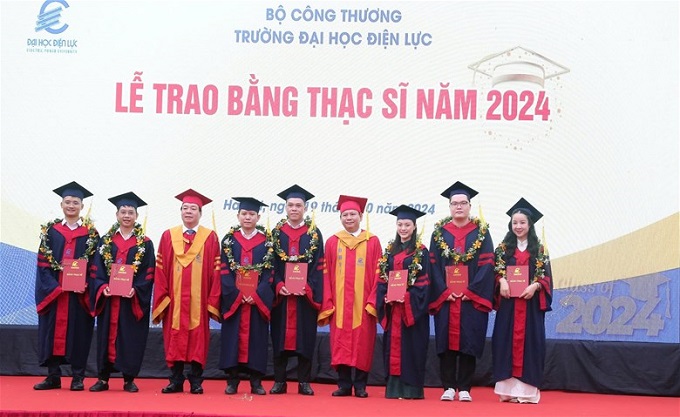 NGƯT.PGS.TS Vũ Đình Ngọ - Chủ tịch Hội đồng trường; PGS.TS Đinh Văn Châu - Hiệu trưởng Nhà trường trao bằng, chúc mừng các tân Thạc sĩ.