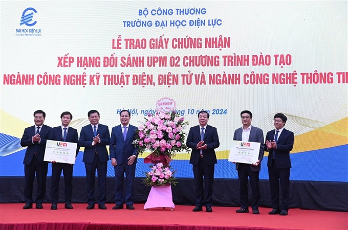 Hai chương trình đào tạo ngành Công nghệ thông tin và Điện - Điện tử đã được trao chứng nhận UPM.