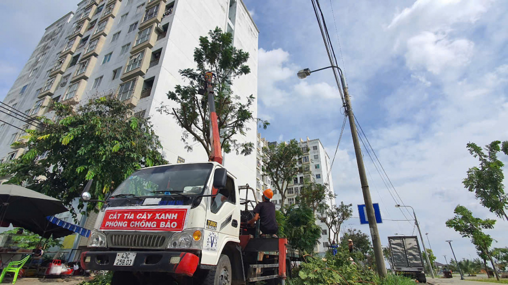 Đà Nẵng đang tăng cường máy móc và nhân lực để cắt tỉa cây xanh trước khi bão và
