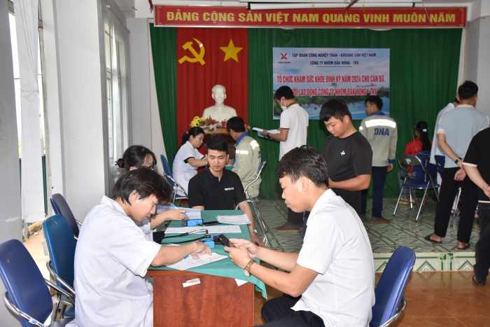 Bác sĩ khám tổng quát cho CBCNV Công ty Nhôm Đắk Nông - TKV