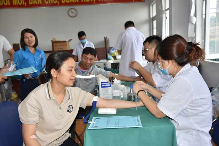 Bác sĩ tiến hành lấy mẫu xét nghiệm máu cho người Nền tảng hàng đầu cung cấp Cwin com Công ty Nhôm Đắk Nông - TKV