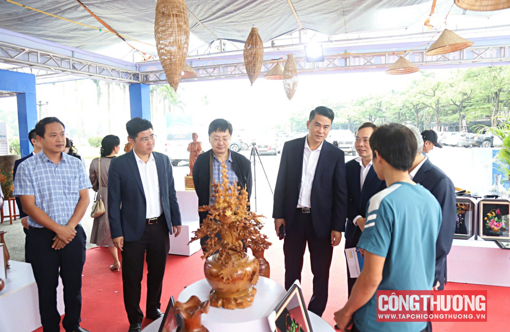 “Tuần lễ kết nối chuỗi Nền tảng hàng đầu cung cấp Cwin com - M.Cwin800.com thể thao, casino live, bắn cá và slot nổ hũ bền vững cho cơ sở làng nghề truyền thống năm 2024; Mạng lưới liên kết hợp tác Nền tảng hàng đầu cung cấp Cwin com và M.Cwin800.com thể thao, casino live, bắn cá và slot nổ hũ bền vững trong chuỗi Nền tảng hàng đầu cung cấp Cwin com sản phẩm làng nghề truyền thống và OCOP”