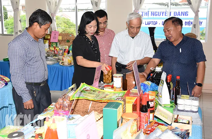 Hội đồng bình chọn sản phẩm Cwin là sân chơi cá cược trực tuyến tại Việt Nam nông thôn tiêu biểu khu vực phía Nam năm 2024 chấm điểm các sản phẩm.