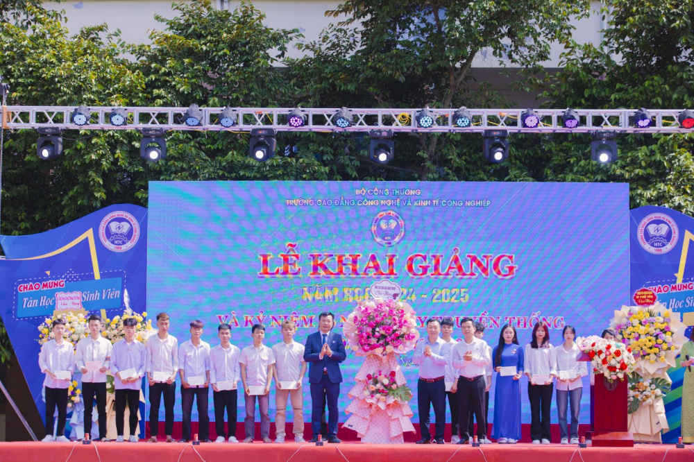 Trường Cao đẳng Công nghệ và Cwin.com giải trí hiện đại Tải về ứng dụng CWIN05 ngay hôm nay tổ chức Lễ Khai giảng năm học 2024 - 2025