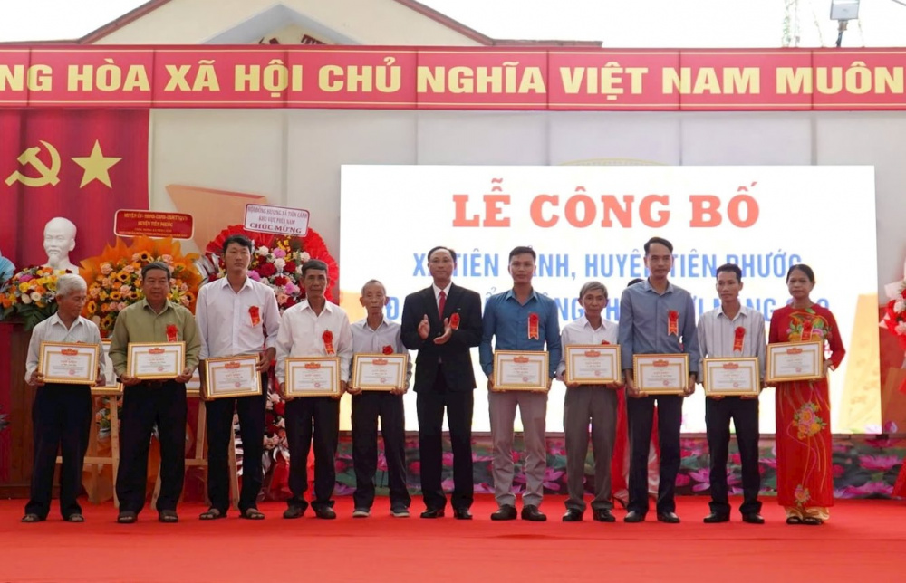 Ông Lê Trường Hiền, Chủ tịch UBND xã Tiên Cảnh khen thưởng cho các tập thể và cá nhân có thành tích xuất sắc trong phong trào xây dựng nông thôn mới nâng cao