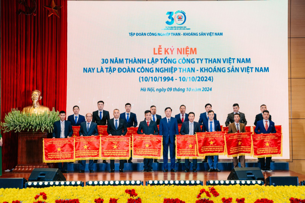 tkv tặng cờ thi đua 1