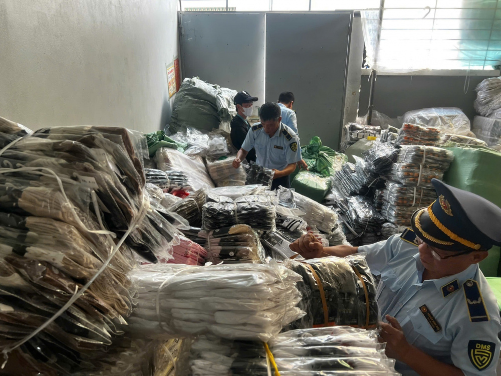 Lực lượng quản lý thị trường Hà Nội tạm giữ hơn 10.000 đôi tất nghi giả mạo nhãn hiệu