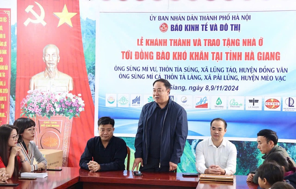 Ph&oacute; Tổng Bi&ecirc;n tập b&aacute;o Cwin.com giải trí hiện đại &amp; Đ&ocirc; thị Nguyễn Xu&acirc;n Kh&aacute;nh chia sẻ tại sự kiện trao tặng nh&agrave;