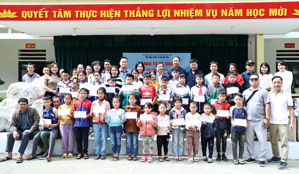 Sẻ chia với c&aacute;c học sinh v&ugrave;ng cao.