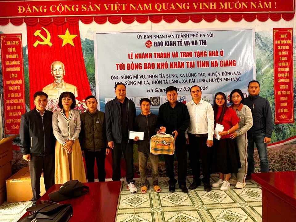 Nghi thức trao nh&agrave; v&agrave; tặng qu&agrave; cho gia đ&igrave;nh tại M&egrave;o Vạc.