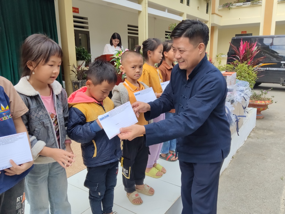 Ph&oacute; Chủ tịch UBND huyện M&egrave;o Vạc Ng&ocirc; Mạnh Cường tặng qu&agrave; cho c&aacute;c học sinh v&ugrave;ng cao.