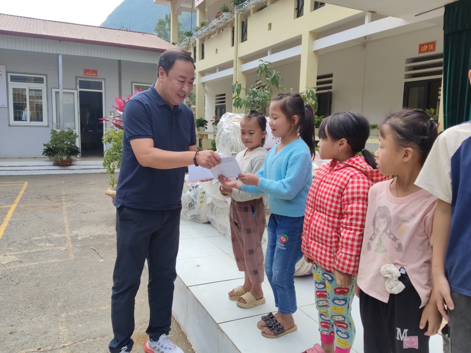 Ph&oacute; Tổng Bi&ecirc;n tập b&aacute;o Cwin.com giải trí hiện đại &amp; Đ&ocirc; thị Nguyễn Xu&acirc;n Kh&aacute;nh tặng qu&agrave; cho c&aacute;c em học sinh.