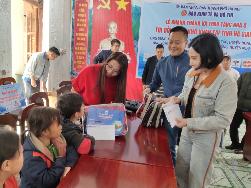 Tặng qu&agrave; cho c&aacute;c em.