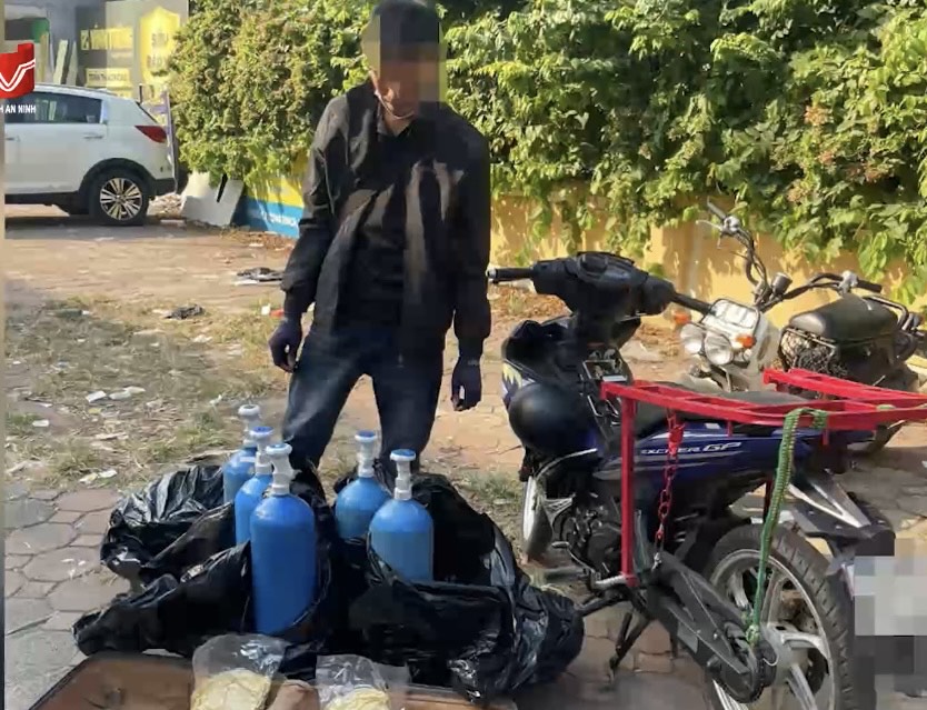 Công an Hà Nội bắt quả tang nam thanh niên vận chuyển trái phép bình “khí cười”