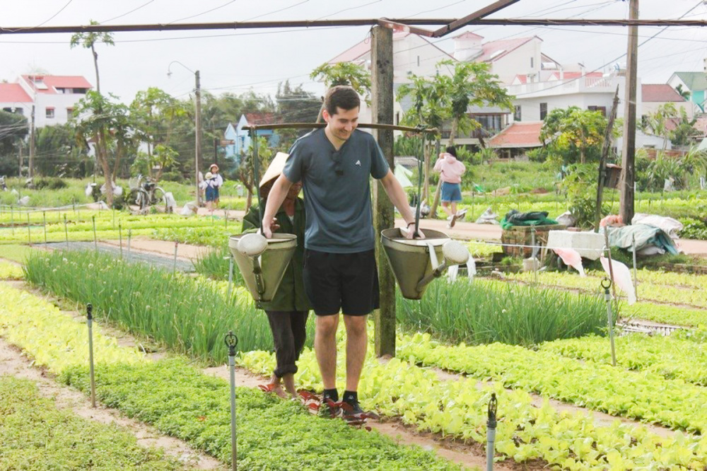 Du khách trải nghiệm làm nông dân tại làng rau Trà Quế, tỉnh Quảng Nam