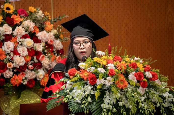 Tân thạc sĩ Huỳnh Thị Cẩm Dung, học viên cao học Khoa Công nghệ Thông tin, đã đại diện các tân thạc sĩ, kỹ sư, và cử nhân phát biểu tai buổi lễ