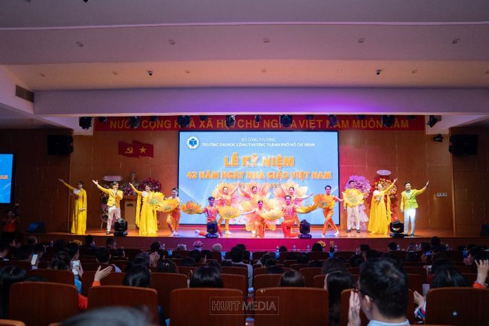 Các tiết mục văn nghệ do đội văn nghệ xung kích Công đoàn trường trình diễn đã thật sự chạm đến trái tim của tất cả mọi người