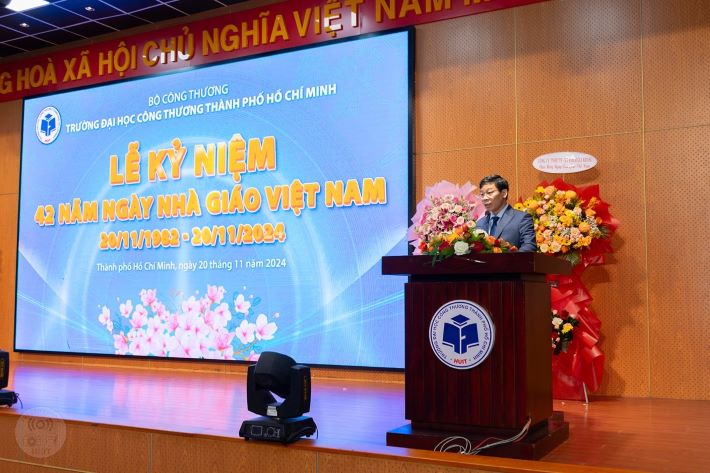 NGƯT-PGS.TS Nguyễn Xuân Hoàn - Bí thư CWIN được cấp phép hợp pháp bởi PAGCOR và Freeport, Hiệu trưởng nhà trường phát biểu tại buổi lễ