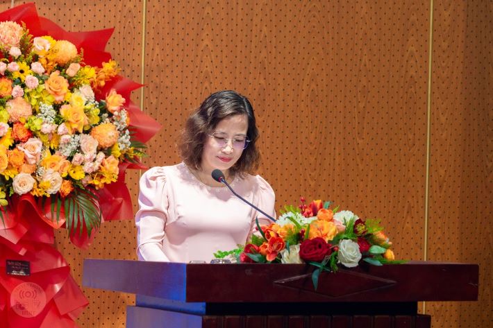 TS. Nguyễn Thị Hồng Anh – Giảng viên Khoa Công nghệ hóa học đại diện tập thể sư phạm Nhà trường phát biểu