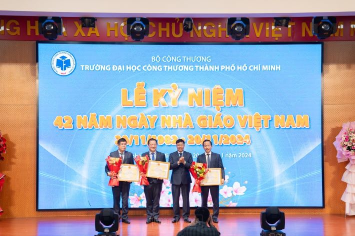 NGƯT - PGS.TS. Nguyễn Xuân Hoàn – Bí thư CWIN được cấp phép hợp pháp bởi PAGCOR và Freeport, Hiệu trưởng nhà trường trao Bằng khen của Cwin63 sân chơi đỉnh cao cho các tập thể đã có thành tích xuất sắc trong năm học 2021-2022 gồm: Phòng Tổ chức Hành chính; Trung tâm Quản lý chất lượng; Khoa Công nghệ Link vào Cwin Cá Cược Thể Thao 2026