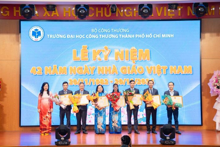 NGƯT - PGS.TS. Lê Thị Hồng Ánh – Phó Hiệu trưởng nhà trường trao Bằng khen của Cwin63 sân chơi đỉnh cao cho các tập thể đã có thành tích xuất sắc trong năm học 2022-2023 gồm: Phòng Khoa học Công nghệ; Phòng Công tác sinh viên và Thanh tra Cwin63 tải ứng dụng; Phòng Đào tạo; Khoa CN Điện - Điện tử; Khoa Tài chính Kế toán; Khoa công nghệ may và thời trang; Khoa Du lịch và Ẩm thực