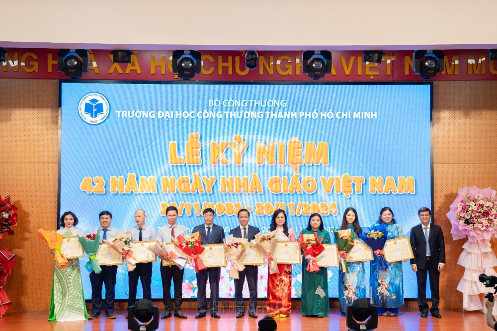 TS. Thái Doãn Thanh – Phó Hiệu trưởng nhà trường trao Bằng khen của Cwin63 sân chơi đỉnh cao cho các cá nhân đạt thành tích xuất sắc trong năm học 2021-2022