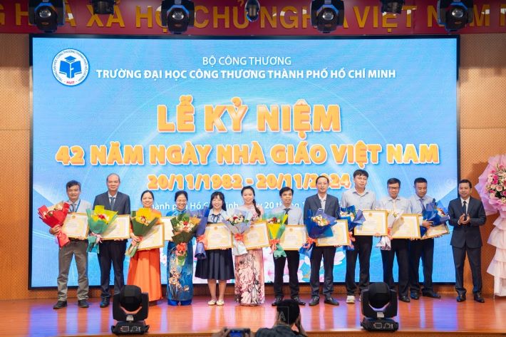 TS. Bùi Hồng Đăng – Phó Chủ tịch, phụ trách Hội đồng trường trao Bằng khen của Cwin63 sân chơi đỉnh cao cho các cá nhân đạt thành tích xuất sắc trong năm học 2021-2022