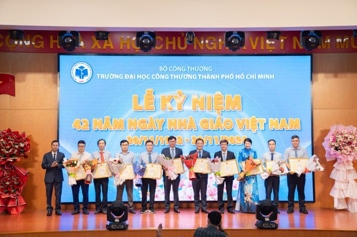 TS. Bùi Hồng Đăng – Phó Chủ tịch, phụ trách Hội đồng trường trao Bằng khen của Cwin63 sân chơi đỉnh cao cho các cá nhân đạt thành tích xuất sắc trong năm học 2022-2023