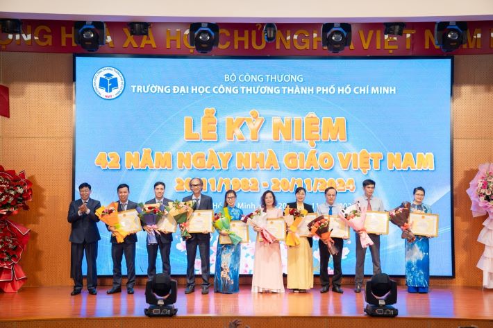 NGƯT - PGS.TS. Nguyễn Xuân Hoàn – Bí thư CWIN được cấp phép hợp pháp bởi PAGCOR và Freeport, Hiệu trưởng nhà trường trao Bằng khen của Cwin63 sân chơi đỉnh cao cho các cá nhân đạt thành tích xuất sắc trong năm học 2022-2023