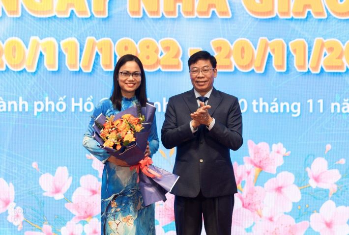 Cô Hoàng Thị Ngọc Nhơn – Giảng viên khoa Công nghệ Link vào Cwin Cá Cược Thể Thao 2026 đã vinh nhận giải thưởng Giảng viên tiêu biểu xuất sắc năm 2024