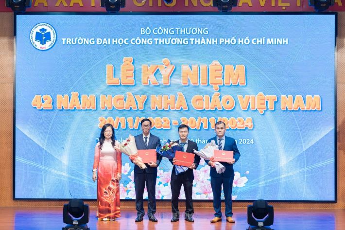 NGƯT -  PGS.TS. Lê Thị Hồng Ánh – Phó Hiệu trưởng nhà trường trao Quyết định công nhận chức danh Phó Giáo sư năm 2024 cho 03 nhà giáo
