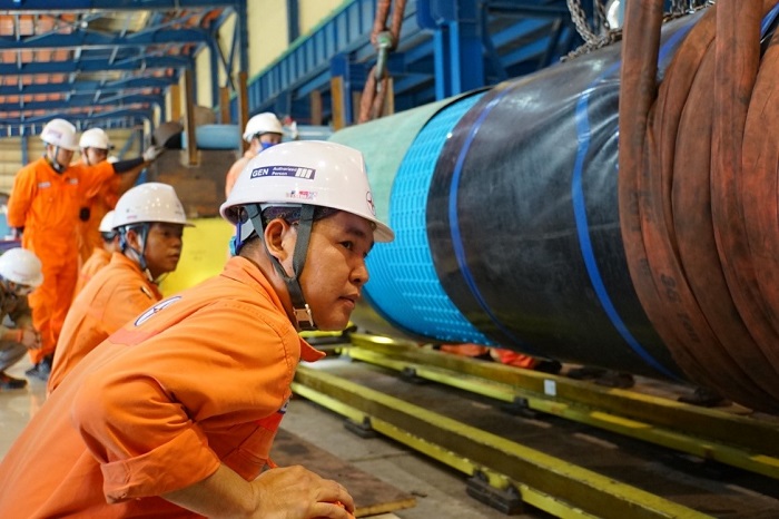 Kỹ sư EPS thực hiện công tác rút rotor máy phát